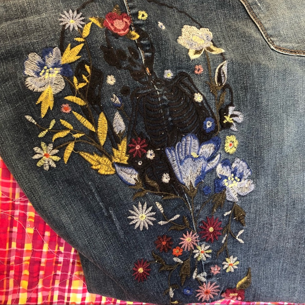 +William Rast medium denim embroidered jeans sz 22